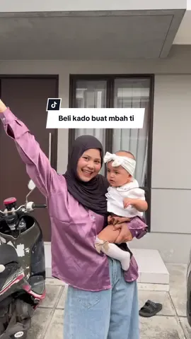 Beli kado buat ultah mbah ti 😍