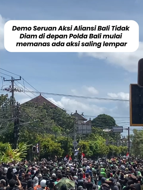 Demo Seruan Aksi Aliansi Bali Tidak Diam di depan Polda Bali mulai memanas ada aksi saling lempar. Aksi kembali kondusif setelah diarahkan melalui mobil komando demo. #koranbaliexpress #videoberita #Beritabali #bali #Beritaterkini #Beritaterbaru #viral