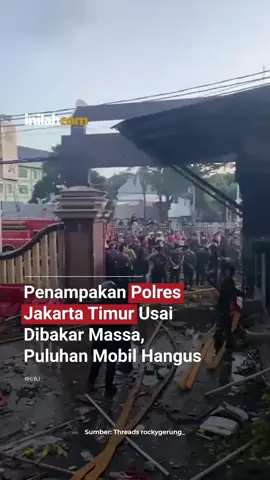 Kantor Polres Jakarta Timur yang berada di Jalan Matraman Raya menjadi sasaran amuk massa. Kantor dirusak, sejumlah kendaraan hangus terbakar.⁣ Kaca dan bangunan rusak karena dilempari batu hingga molotov. Sejumlah kendaraan terparkir di halaman kantor rusak dan hangus terbakar. Sisa-sisa amuk massa berupa batu hingga kayu masih terlihat di kantor Polres Jaktim. - Selengkapnya kunjungi website dengan klik link di bio atau download aplikasi di AppStore dan Google Play Store. #inilahNews #Demo #PolresJaktim #DPRRI #Inilahcom #titiktengah #titikcerah 