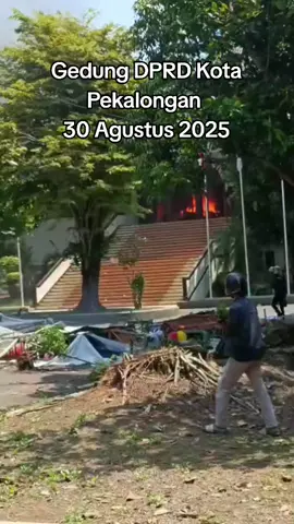 Gedung DPRD Kota Pekalongan dibakar massa.  Gimana kondisi kota teman2?  #demo #pekalongan #dpr #berita #viral 