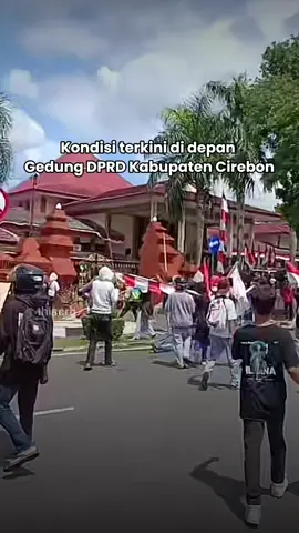 Aksi unjuk rasa di depan Gedung DPRD Kabupaten Cirebon yang berlokasi di Jl. Sunan Kalijaga No.7, Sumber, Kec. Sumber, Cirebon, Jawa Barat pada Sabtu, 30 Agustus 2025. _ Video by : Live Streaming Tiktok #thiscrb #cirebonaesthetic #LebihTahuCirebon #demo #cirebonsosmed