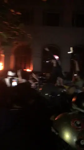 alhamdulila dengan datangnya pak dedi ke area demo semua yang mengikuti menjadi kondusif, di sini saya akan menemani kalian sampai subuh🔥🔥 menyala bapak aing#pakdedimulyadi #bandung #gedungsate #demo2025 #fypシ 