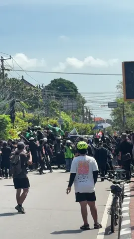 Sudahi demo ini, semeton Bali apakah Aspirasi kalian sudah terserap? unek-unek pun sudah tersampaikan?  Bila sudah Yuk, kita akhiri dengan damai. Jangan sampai keluar dari koridor yang memang kalian sampaikan. Ingat, sudah dua kali ambulans harus melewati jalur pendemo. Keselamatan bersama harus tetap diutamakan. #fyp #viral #polisi #demo #bali 