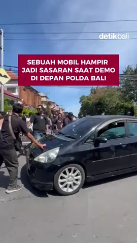 Sebuah mobil tiba-tiba hampir jadi sasaran massa saat demo di depan Polda Bali, Sabtu (30/8/2025). #Demo #PoldaBali