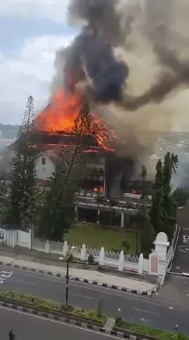 Terbakarnya kantor DPRD #ntb #demo #mataram #lombok #dpr  