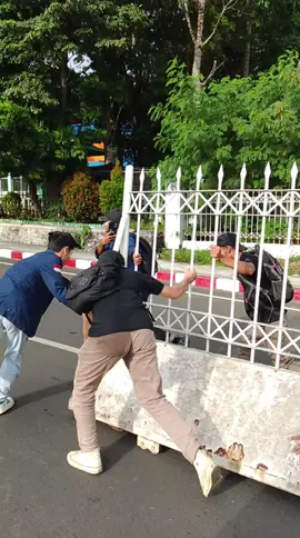 tukang roksokan:dapat dari mana bng yng demo:oh ini pagar gedung dpr habis demo tadi tambah harga lah langka ini bang🗿