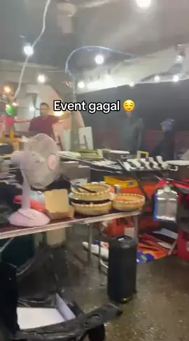 sebelum nak buat event, tanya la orang kampung2 situ skrg musim apa , pastu eo jenis xjaga vendor, suka hari masuk org, chicken tender smpai 3 dalam satu event, vendor ada 40 je, tapi hentam sama menu belambak, yang kenai2 bagi duk depan, yang baru masuk duk belakang, lepas ni sapa nak join event ni pikiaq smpai habeh noh , Kami tamat perjuangan di sini event yang banyak selek , maaf org kuala muda , kita jumpa kt uptown perda #fyp #penagakualamuda 