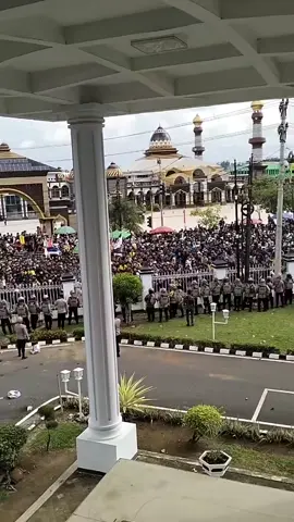 masa pendemo memaksa masuk ke gedung dpr#bubarkandpr #fyp #viral #fypage #demo 