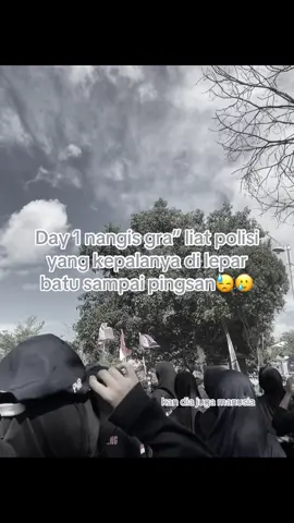 kok malah masyarakat vs polisi sihh,, gak smua polisi jahatt🥹🥲#demo #xybca #fypage 