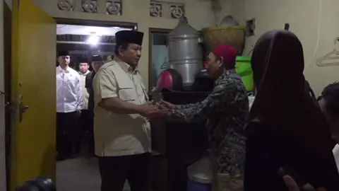 Presiden Prabowo melayat ke rumah duka Affan 🥀 Presiden Prabowo kunjungi Rumah Duka Affan Ojol yg tertabrak oleh Brimob 🫣🥹😭  #presiden #indonesia #prabowo #presidenIndonesia #ojol 