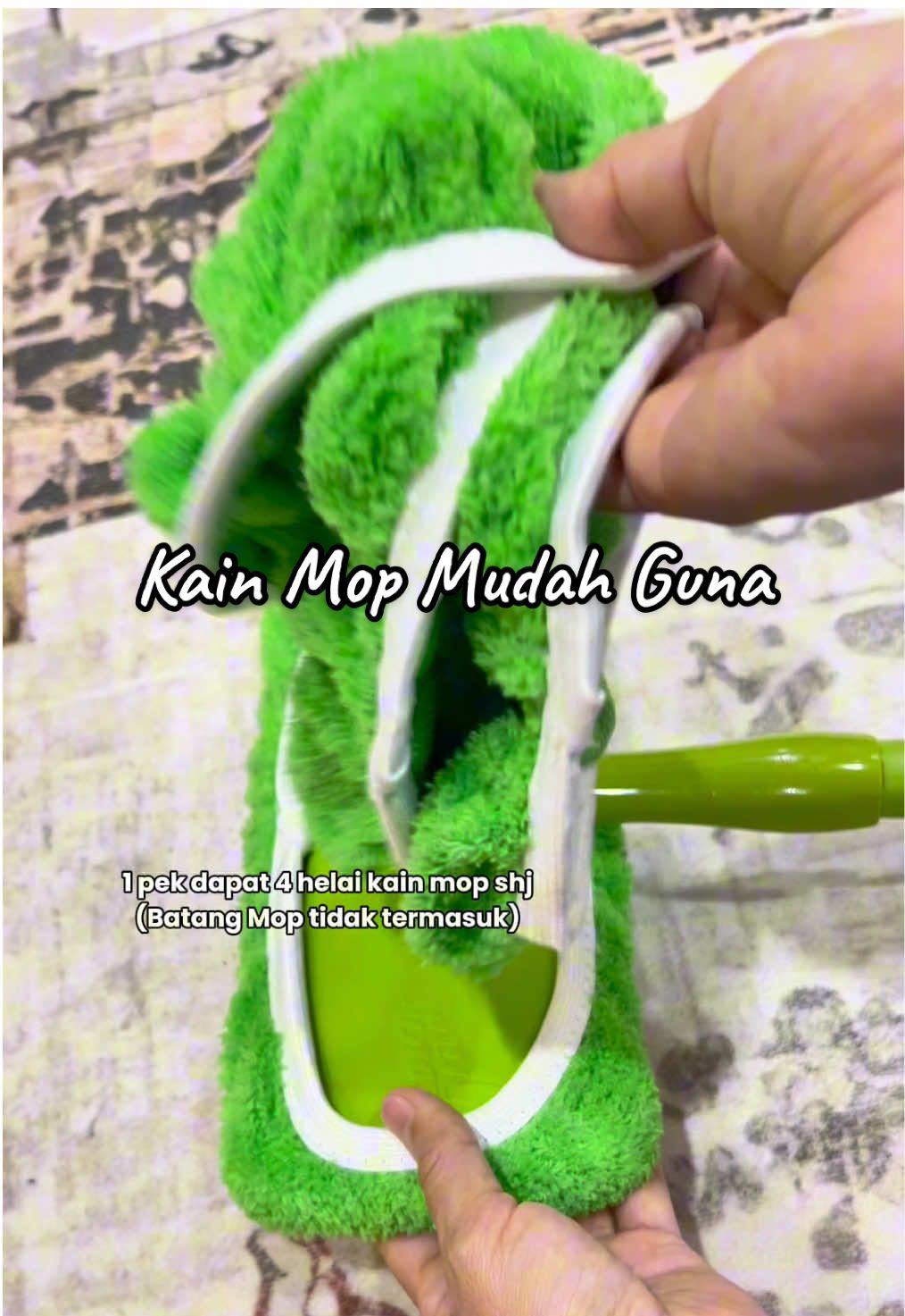 Tak perlu lagi beli tisu basah untuk mop lantai. Beli 1 pek dapat 4 helai kain mop ni. #kainmopviral #kainmopmicrofiber #moplantaimurah #kainmop4in1 