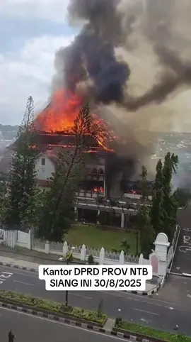 Kobaran api semakin menyala kantor DPRD PROV NTB siang ini, 30 Agustus 2025. Stay safe lenga doho