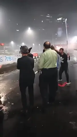 Momen jurnalis asing turun kejalan, meliput Demonstrasi (29/08/2025). Dari balik kamera dunia ikut menyaksikan keresahan yang bergema di kota ini #treding #demo 