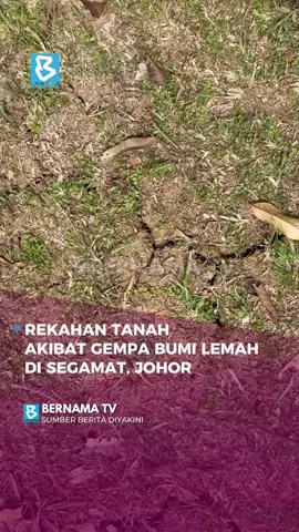 Ramlah Ishak, 56 penduduk Jalan Buloh Kasap, Batu 2 menunjukkan beberapa kesan rekahan tanah ketara di kebunnya yang dikhuatiri kesan sampingan gegaran gempa bumi di Segamat 📹Nur Fatin Mohmad Kadenen #digitalbernamatv #gempabumi #segamat #johor #rekahan