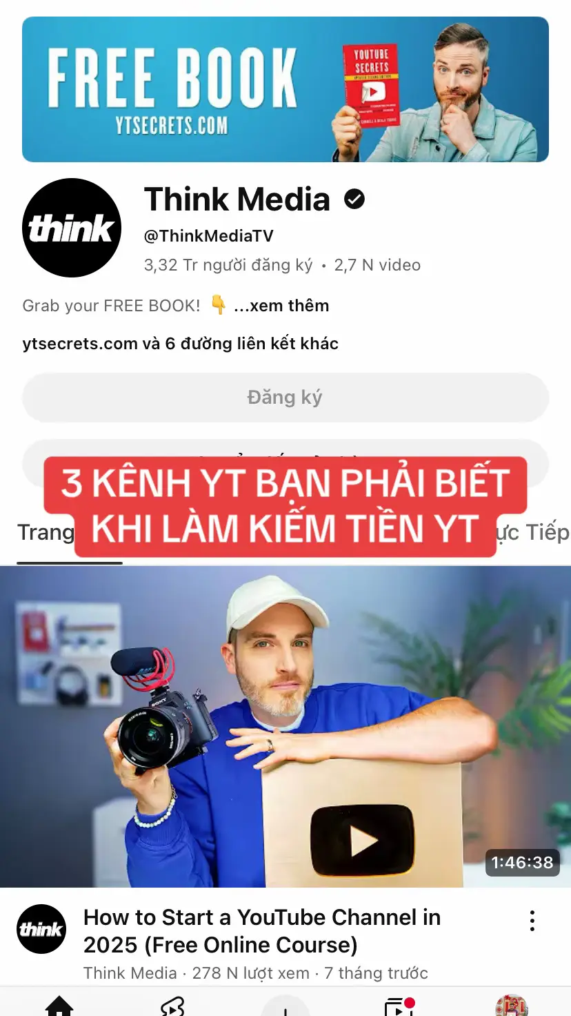 1. Think Media (Tiếng Anh) - Sean Cannell Tại sao nên học hỏi: Think Media là một trong những kênh giáo dục YouTube toàn diện và uy tín nhất. Sean Cannell và đội ngũ của anh ấy chia sẻ mọi thứ từ thiết bị, chiến lược nội dung, SEO cho YouTube, cách tăng trưởng kênh, cho đến các phương pháp kiếm tiền đa dạng. Họ không chỉ nói về AdSense mà còn đi sâu vào Affiliate Marketing, bán sản phẩm số, tài trợ (sponsorships) và xây dựng thương hiệu cá nhân. Bạn sẽ học được gì: Cách chọn ngách (niche) và phát triển ý tưởng nội dung. Tối ưu hóa video (tiêu đề, mô tả, thẻ, hình thu nhỏ) để tăng khả năng được tìm thấy. Các chiến lược tăng lượng người xem, lượt đăng ký. Nhiều nguồn thu nhập khác nhau từ YouTube (không chỉ AdSense). Cập nhật các thuật toán và chính sách mới nhất của YouTube. Phù hợp với: Mọi cấp độ, từ người mới bắt đầu đến những người đã có kênh và muốn mở rộng nguồn thu nhập. 2. Nick Nimmin (Tiếng Anh) Tại sao nên học hỏi: Nick Nimmin là chuyên gia trong việc phân tích thuật toán của YouTube và đưa ra các lời khuyên thực tế để kênh của bạn phát triển. Anh ấy tập trung vào việc giúp người xem hiểu cách YouTube hoạt động và cách tạo nội dung thu hút người xem và được YouTube đề xuất. Bạn sẽ học được gì: Chiến lược tăng trưởng kênh dựa trên thuật toán YouTube. Cách tạo tiêu đề và hình thu nhỏ (thumbnail) hấp dẫn. Phân tích dữ liệu kênh và cải thiện hiệu suất. Các mẹo và thủ thuật để tăng tương tác và thời gian xem. Cập nhật các tính năng mới của YouTube và cách tận dụng chúng để kiếm tiền. Phù hợp với: Những người muốn hiểu sâu hơn về cơ chế hoạt động của YouTube và tối ưu hóa từng khía cạnh nhỏ để tăng trưởng và kiếm tiền hiệu quả. 3. VidIQ Official Channel (Tiếng Anh) Option A: VidIQ Official Channel (Tiếng Anh) Tại sao nên học hỏi: VidIQ không chỉ là một công cụ phân tích mà còn là một kênh giáo dục tuyệt vời. Kênh này cung cấp các phân tích chuyên sâu về thị trường YouTube, nghiên cứu từ khóa, phân tích đối thủ cạnh tranh và cách sử dụng dữ liệu để đưa ra quyết định thông minh. Học cách sử dụng VidIQ (hoặc TubeBuddy) có thể mang lại lợi thế lớn trong việc tối ưu hóa kênh và video để kiếm tiền. Bạn sẽ học được gì: Nghiên cứu từ khóa và xu hướng nóng. Phân tích hiệu suất video của bạn và của đối thủ.