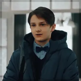 я извиняюсь.. но когда показывали тот момент мне показалось что да.. а может и не показалось. не зря голубые рубашки носит😁#платонпапиныдочки #папиныдочкиновые #папиныдочки4сезок 