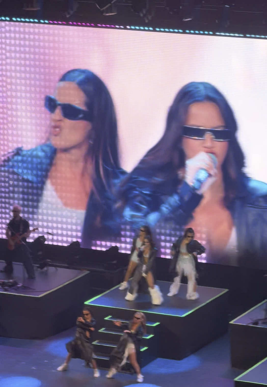 2 divas argentinas  Himno 🫡🫡🫡  #jet_setmp3 #emiliamernes #emiliatour2025 #emiliamp3 #fypシ゚ 