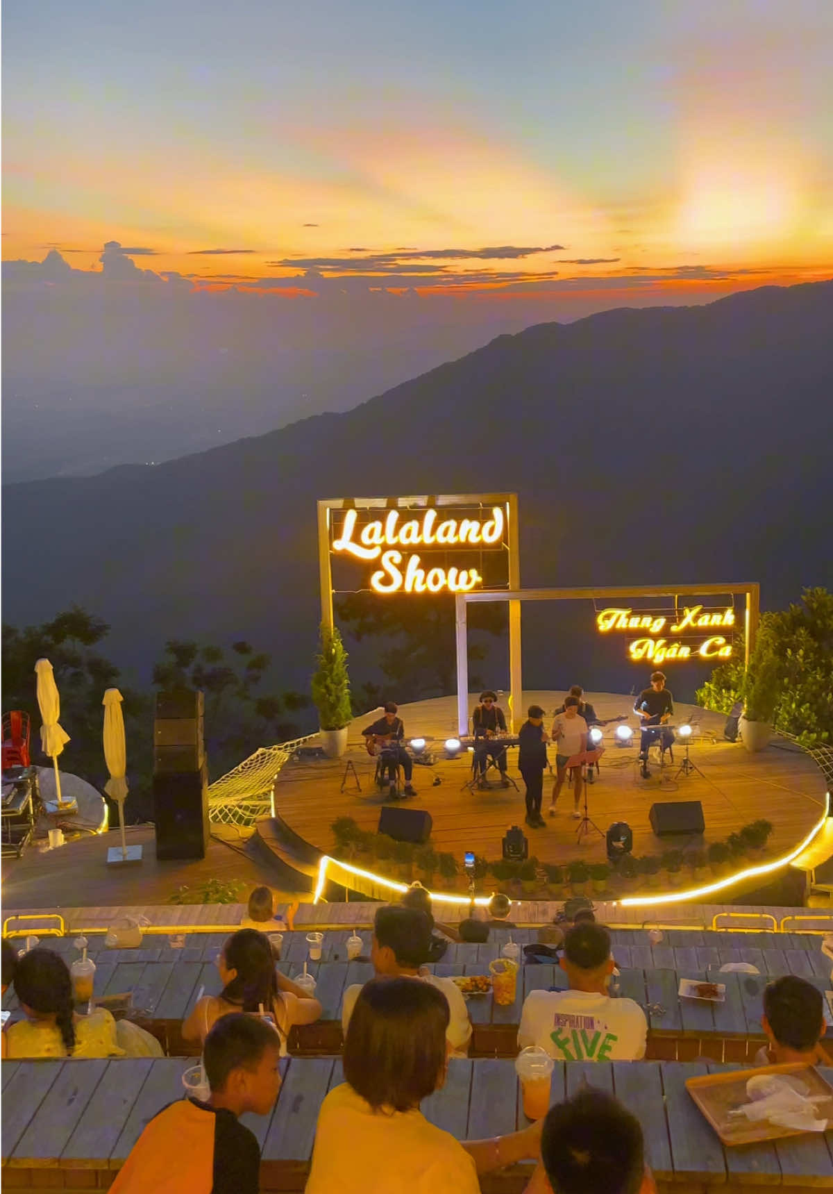 View ở đâu mà đẹp thế nhỉ 😍😍😍 #lalalandtamdao #lalalandcoffee #cafetamdao #showcanhac #lalashow 