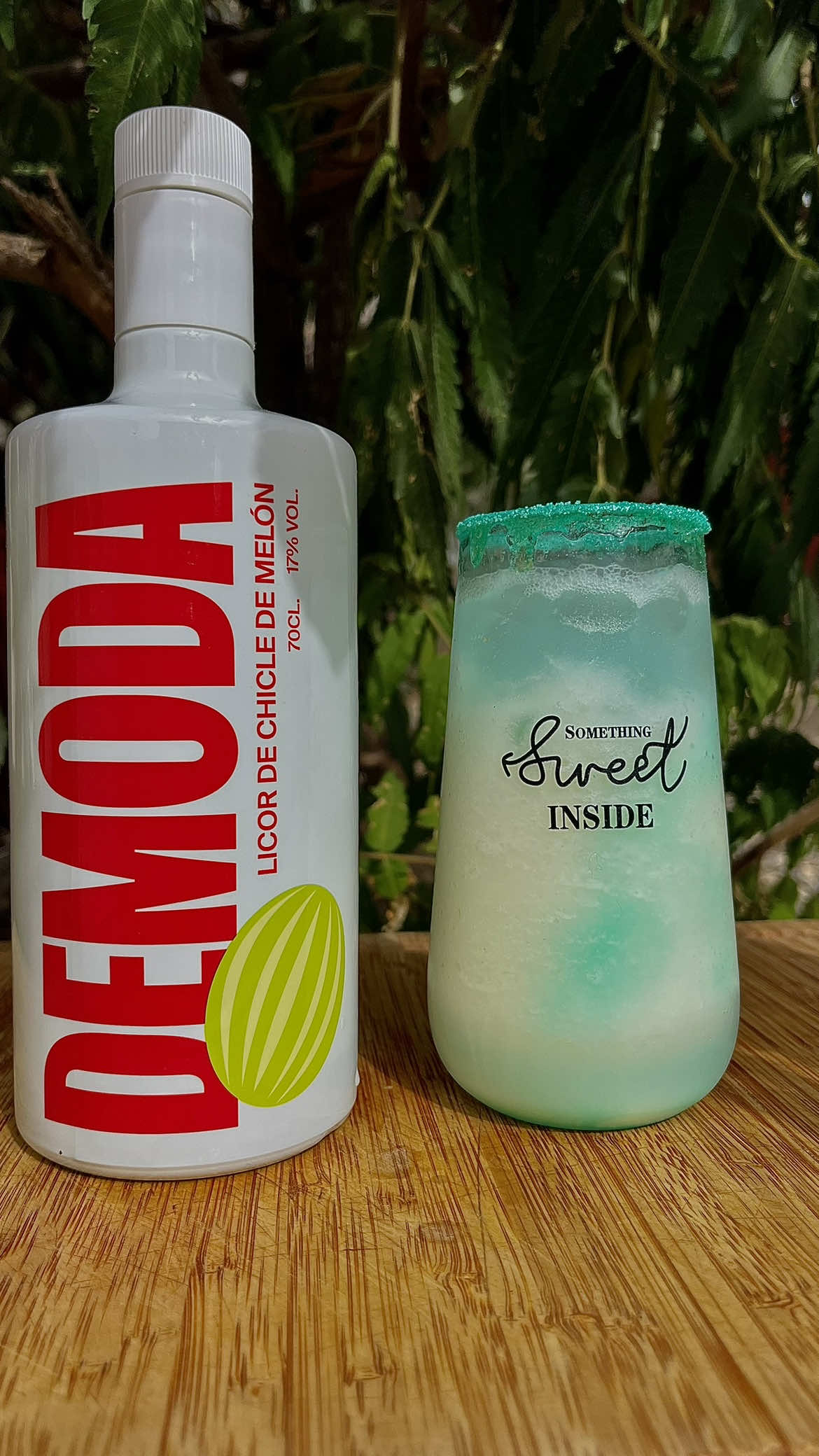 Cóctel Chicle de Melón  con —> @demodalicor !!  Refrescante, dulce y con ese sabor nostálgico que todos recordamos. Ingredientes (1 vaso): 	•	40–60 ml licor Demoda chicle melón 	•	2 bolas sorbete de limón 	•	150 ml Sprite 	•	1 vaso de hielo picado 	•	Brillo comestible verde ✨ 	•	Azúcar de colores (decoración vaso) 👉 ¿Lo probarías o demasiado crazy para ti? #bebidas #recetas #melon #recetafacil 
