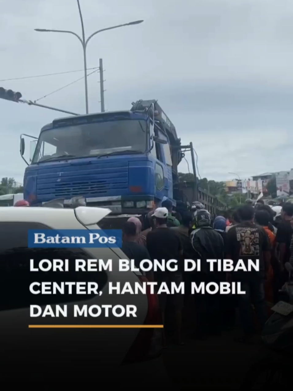 Lori Rem Blong di Tiban Center, Hantam Mobil dan Motor Peristiwa terjadi pada Sabtu, (30/8/2025) siang Tunggu update beritanya di batampos #breakingnews #kecelakaan #lori #tiban #fyp 