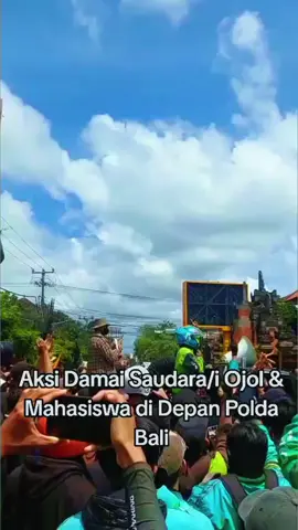 Aksi Damai driver ojol dan mahasiswa di depan Polda Bali, Sabtu (30/8/2025) #fyp #aspirasirakyat #demonstrasidamai #massaaksi #ojol 