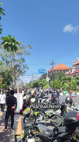 Suasana massa di depan Mapolda Bali, masih setia berkumpul hingga Pukul 14.48 Wita.