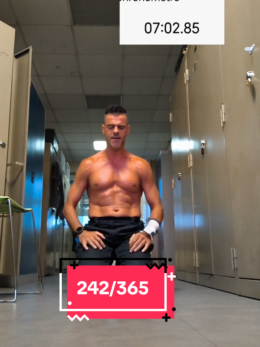 Beaucoup de mal à se projeter sur la fin de l'année, alors je pense juste aux pompes du lendemain 👍🏼#Fitness #pushupchallenge #athlete #training @Tibo InShape 