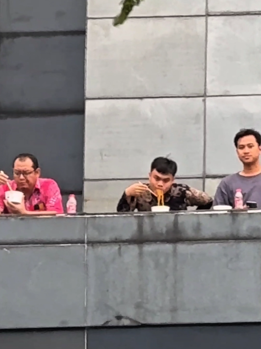 Di Demo Rakyat Malah Bersantai dan Makan Mie 😥