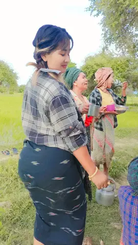 #ကျွန်မကိုချစ်တာဘယ်သူတဲ့လည်း???🤔🤔🤔 #လက်ကျန်လေးတင်မယ်နော်❣️ #ပျော်ဘွယ်သူမမအသဲ #❤️ #fyp 