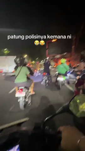 woy ini patung polisi di ambil siapaa 😂😂😂😭🤣 #demosurabaya #pospolisi 