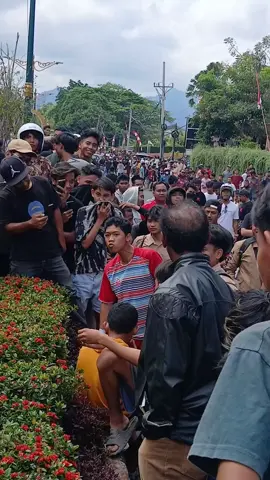 Aksi anak ini  memprotes kerja wakil rakyat yang semena mena terhadap rakyatnya