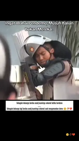 Padahal mereka juga hanya bekerja😭 Ingat dari awal Niat dan Sasaran kalian yaaa,Mereka hanya menjalankan Tugas bukan Musuh kalian.. #polisi #pengamanan #demo #indonesia🇮🇩 