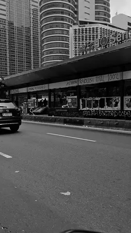 lekas pulih indonesia 🥀❤️‍🩹 biasa kalau kerja naik busway selalu di halte polda, sekarang sisa puing² nya ajaa 💔 #fyp #demo #jakarta #viral #fire 