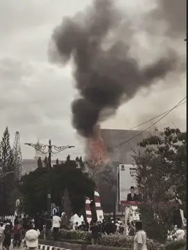 kondisi kantor DPRD NTB mataram🔥🔥pecah  #demo #kantordprdntb #lombok #demobubarkandpr #bubarkandpr 