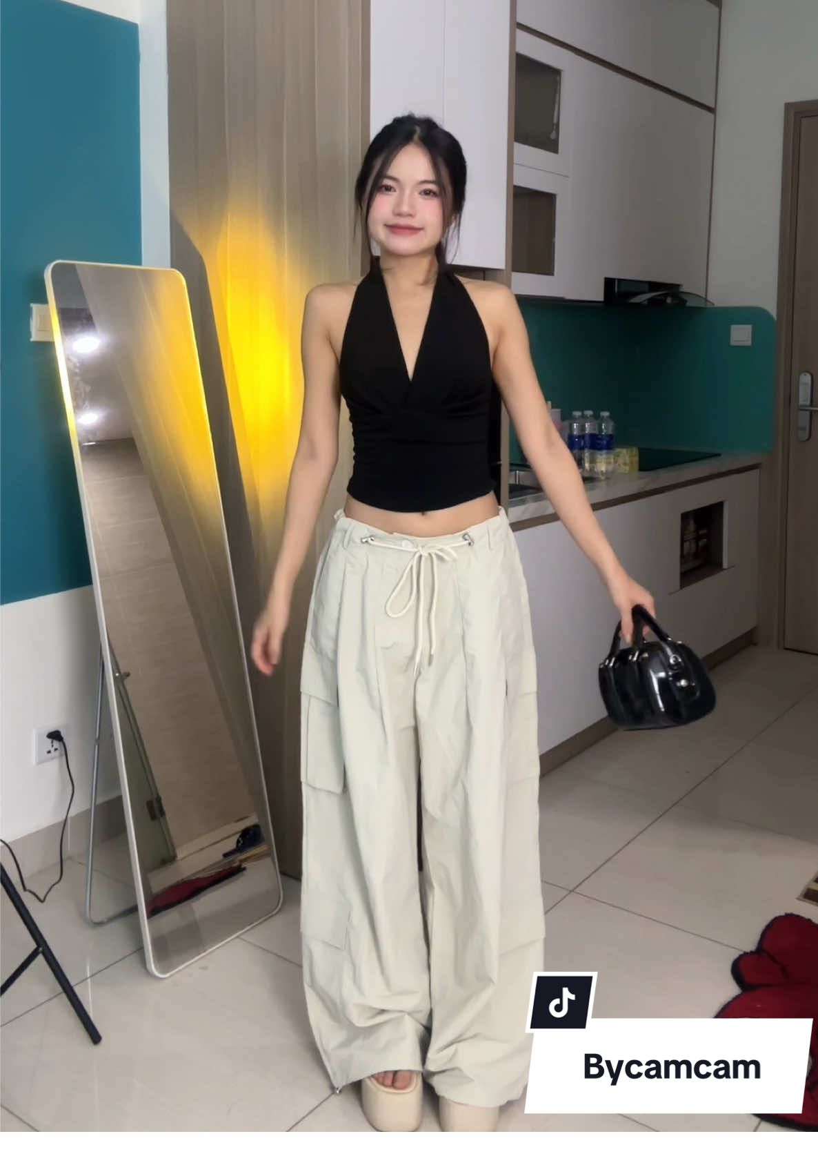 Quần dù túi hộp tôn dáng mê lắm í #linhlipreview #byc #bycamcam #backtoschool #quanongrong 