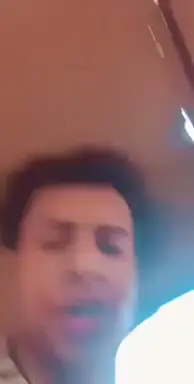 بألم وقهر يودع هاذ الشاب أخيه الشهيد إطار الامه الجبناه#نالله_وانا_اليه_راجعون #ثورة 