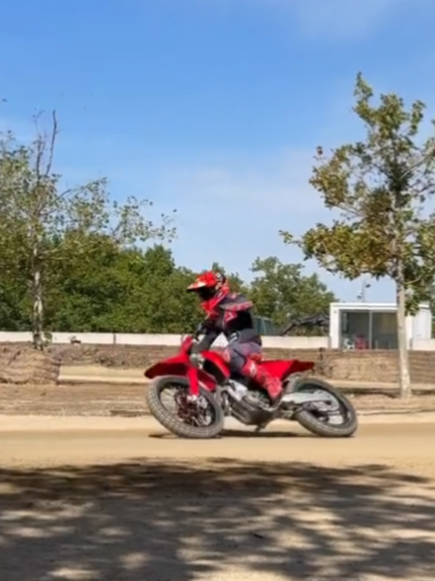 Dirt track training 🚵💨 #motogp #marcmarquez #weare93 #motocross #todorojo🔴 