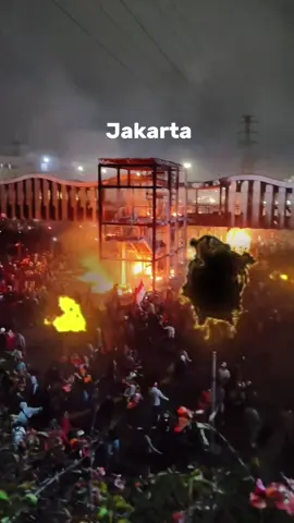 REVOLUSI✊🏻 Bantu Follow biar bisa live guys ##demo #revolusi #indonesia #dprri #bakar 