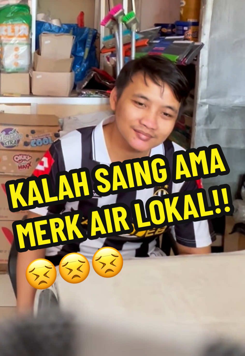 Replying to @hobireviewbarang Udah biasa aja nih kak, tapi bos warung nya malah giniin kita yaa😩😩 #airmineral #warung #warungmadura24jam #viral #fyp 