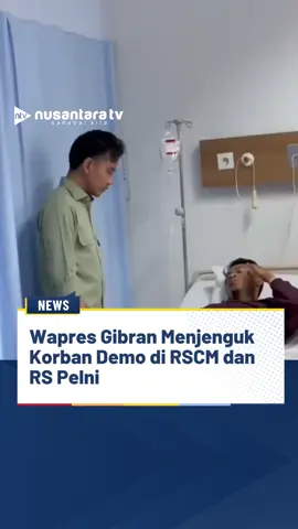 Wakil Presiden (Wapres) Gibran Rakabuming Raka mengunjungi sejumlah korban luka akibat bentrokan antara massa aksi dan aparat kepolisian yang dirawat di Rumah Sakit Cipto Mangunkusumo (RSCM) serta RS Pelni, Jakarta. Kunjungan tersebut dilakukan pada Jumat, 29 Agustus 2025 malam di dua rumah sakit yang berada di Jakarta Pusat dan Jakarta Barat. Di RS Pelni, Wapres menemui Moh. Umar Amirudin, pengemudi ojek online (ojol) yang sebelumnya sempat dikabarkan meninggal dunia. Namun, informasi itu ternyata tidak benar karena Umar masih hidup, dalam kondisi sadar, dan menjalani perawatan di rumah sakit tersebut. Dalam percakapan bersama Gibran, pria tersebut menjelaskan keluhan yang dirasakannya, termasuk luka di bagian kepala dan rasa pusing. Ia juga menuturkan bahwa dirinya menjadi korban bentrokan aparat dan massa saat dalam perjalanan pulang dari tempat kerja. ---------------------- NRF #Gibran #Ojol #RSCM #nusantaratv #nusantaratvsahabatkita