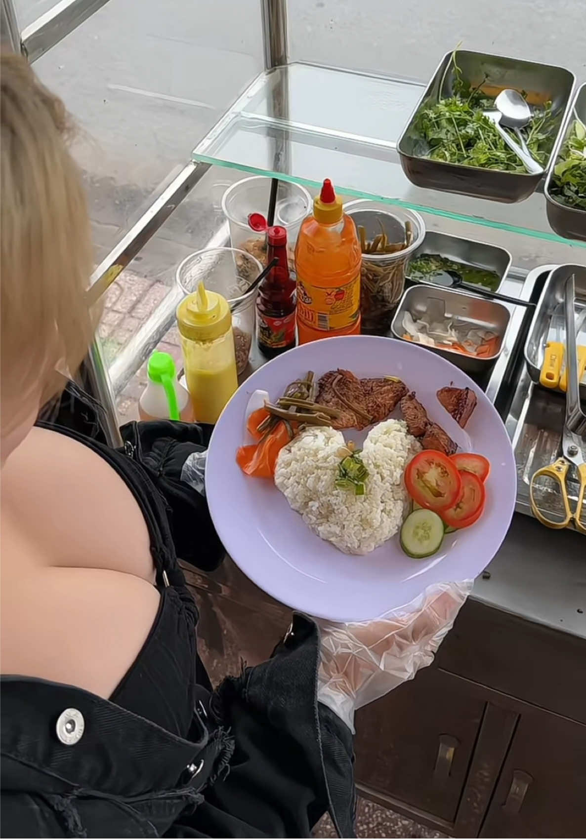 TRINH BÁN CƠM….