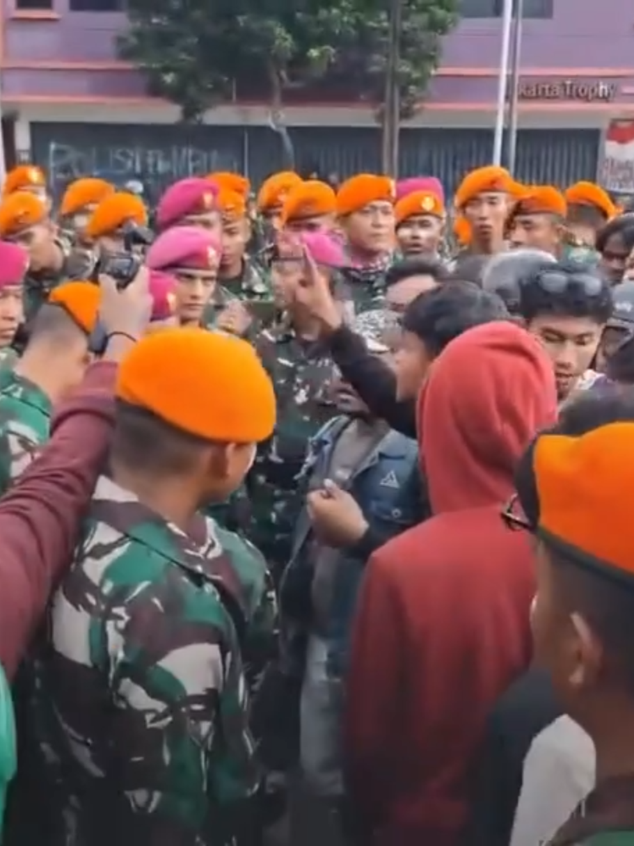 Sejumlah massa gabungan masyarakat umum dan ojol kembali menggelar aksi di dekat Mako Brimob Kwitang, Sabtu (30/8) siang.⁣ ⁣ Sekitar pukul 12.00 WIB, massa kembali bergerak mendekati Mako Brimob, namun ditahan aparat sehingga aksi berlangsung di depan Gedung Capitol.⁣ ⁣ Sementara itu, polisi juga sudah disiapkan untuk berjaga di depan gerbang Mako Brimob Kwitang.⁣ ⁣ Aksi ini merupakan lanjutan dari demo 29 Agustus sebagai bentuk solidaritas atas kematian Affan.⁣ ⁣ Baca selengkapnya di cnnindonesia.com.⁣ -⁣ (📹 oleh CNN Indonesia)⁣ #cnnindonesia #cnnindonesiacom #demo