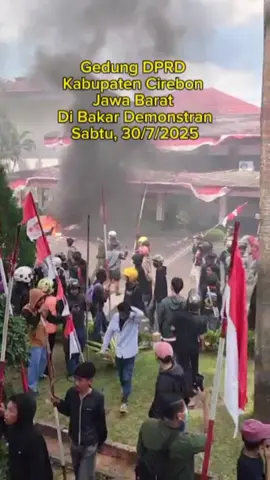 Gedung DPRD Kabupaten Cirebon Jawa Barat Di Bakar Demonstran Sabtu, 30/7/2025 #kabupatencirebon 