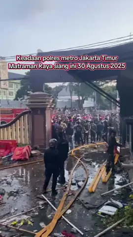 sejumlah mobil polisi tinggal kerangka di polres jakarta timur  #demo #jakarta #polisi #polisiindonesia #matraman 