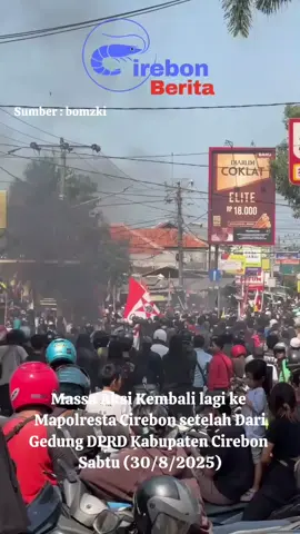 Update terkini pukul 14.21 WIB setelah dari kantor DPRD Kabupaten Cirebon massa Kembali menggelar suara di depan Mapolresta Cirebon Sabtu (30/8/2025)
