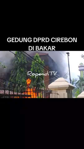 GEDUNG DPRD CIREBON DI BAKAR