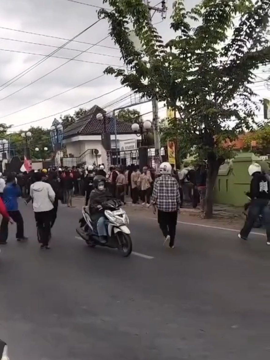 Hari ini Sabtu 30 agustus.masyarakat kabupaten brebes melakukan aksi demo ke Gedung DPRD menyusul seperti daerah lain.semoga berjalan kondusif #bubarkandpr #tikusberdasi #demodpr #dprsarangkoruptor #dprdbrebes 