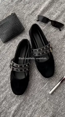 Never go wrong with Black! #flatshoes #suede 