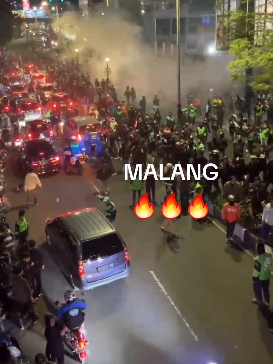 Malang membara 🔥  untuk Indonesia Merdeka 🇮🇩 Damailah negriku #malang🔥  #demoindonesia #indonesiamenangis😭 #damailahindonesiaku #demoojol 