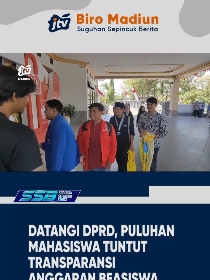 KABUPATEN MADIUN - Puluhan mahasiswa dari PMII dan GMNI menggelar aksi di DPRD Kabupaten Madiun menuntut transparansi anggaran beasiswa 2024–2025 yang dinilai kurang memadai. Koordinator aksi menyebut minimnya sosialisasi membuat banyak mahasiswa berhak tidak mengetahui prosedur pendaftaran. Aspirasi diterima Sekretaris DPRD Sawung Rehtomo, yang berjanji menyampaikan tuntutan ke pimpinan dewan. Mahasiswa berharap program beasiswa bisa lebih merata, tepat sasaran, dan transparan #Madiun #AksiMahasiswa #TransparansiBeasiswa #PMII #GMNI